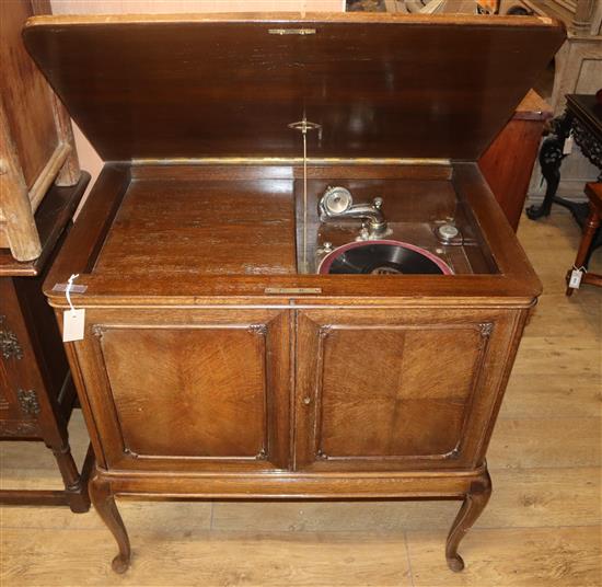 A 1920s oak cabinet gramophone, with records W.87cm